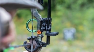 consider optical sight when buying the best compound bow for under 200